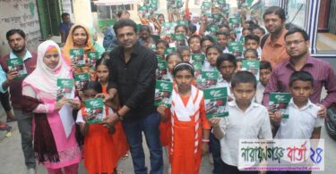 শিক্ষার্থীদের 'মুক্তিযুদ্ধের ই‌তিহাস' বই প্রদান কর‌লেন কাউন্সিলর বাবু