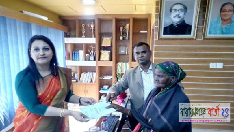 অবশেষে বয়স্কভাতার কার্ড পেলো ৭৮ বছর বয়সী জীবন নেছা