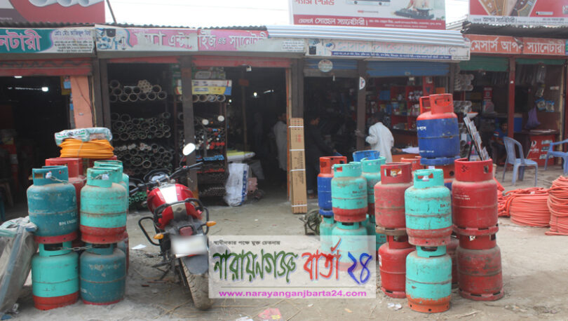 সরকারি নিয়ম না মেনে ফুটপাতে বিক্রি হচ্ছে গ্যাস সিলিন্ডার