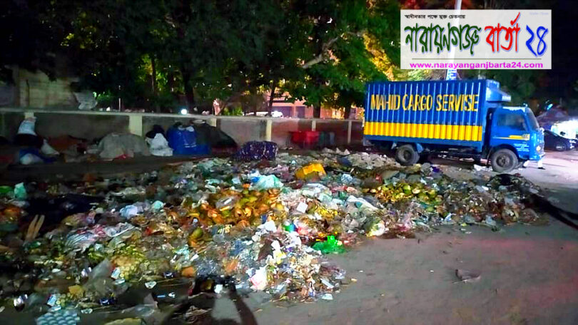 হাসপাতালের সামনে ময়লার স্তুপে অস্বাস্থ্যকর পরিবেশ, উদাসিন কর্তৃপক্ষ!