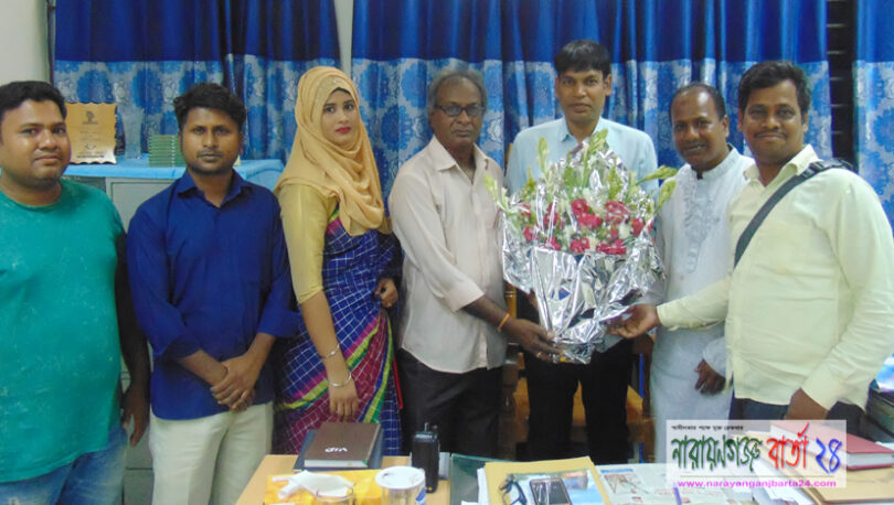 ইন্সপেক্টর সেলিম মিয়াকে মানব কল্যাণ পরিষদের ফুলেল শুভেচ্ছা