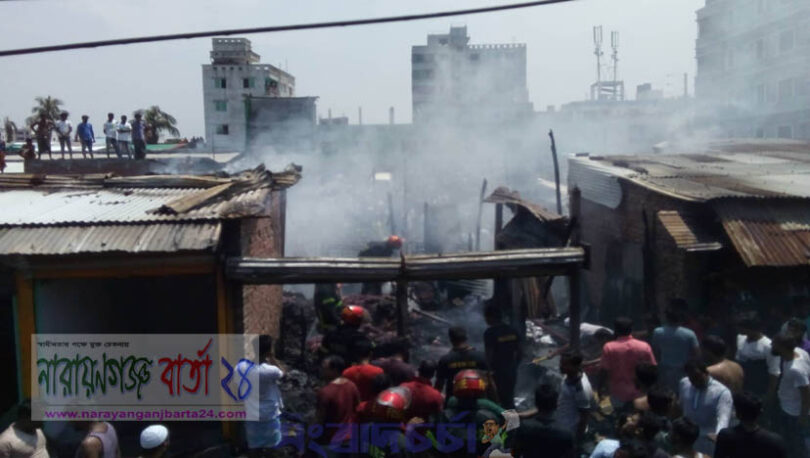 ফতুল্লায় তুলার দোকানসহ রিকশার গ্যারেজে আগুন