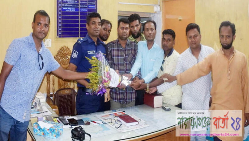 মতলব উত্তর ওসিকে প্রেসক্লাবের নবগঠিত কমিটির ফুলেল শুভেচ্ছা