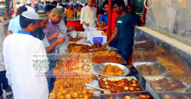 রোজার প্রথম দিনে শহরে মুখরোচক খাবারের হাঁকডাক