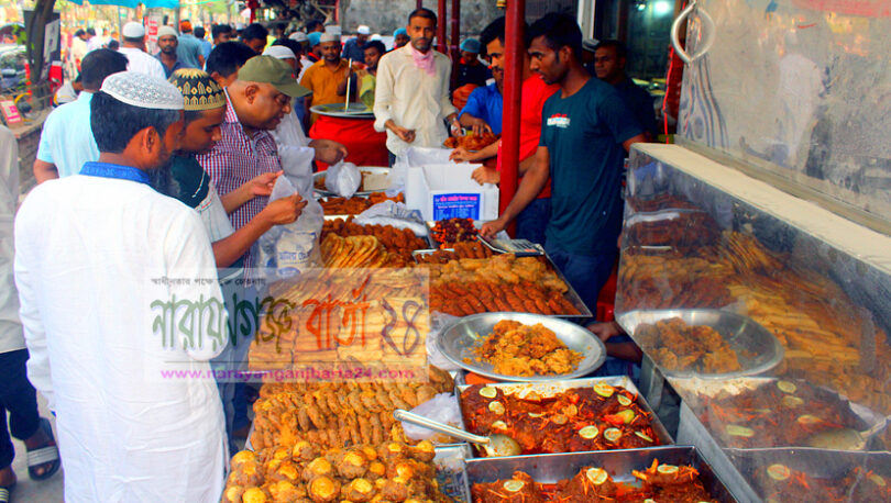 রোজার প্রথম দিনে শহরে মুখরোচক খাবারের হাঁকডাক