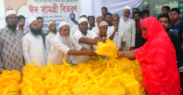 নাসিম ওসমান স্মৃতি দুস্থ্য ও জনকল্যাণ ফাউন্ডেশন’র ঈদ সামগ্রী বিতরণ