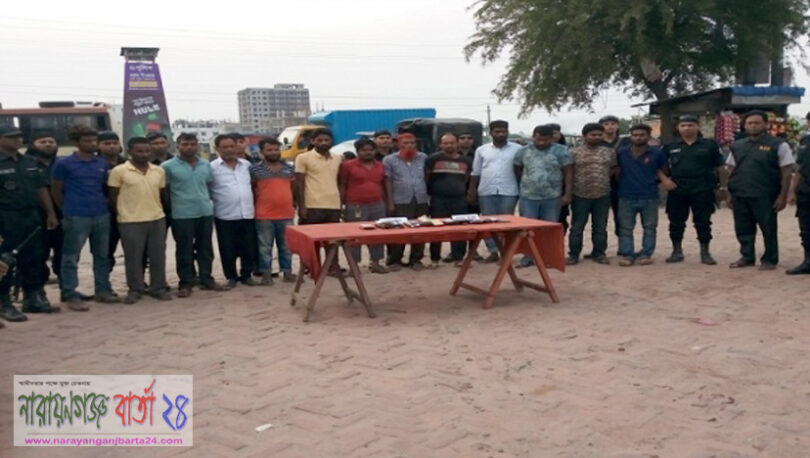 সাইনবোর্ডে ১৩ পরিবহন চাঁদাবাজ আটক