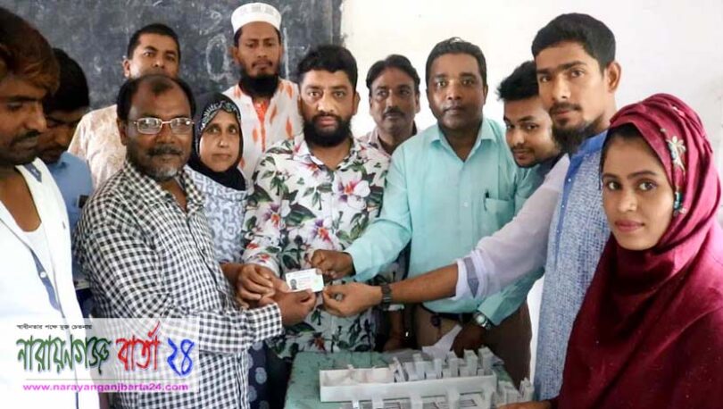 সোনারগাঁয়ের পিরোজপুরে উৎসবমুখর পরিবেশে স্মার্ট কার্ড বিতরণ