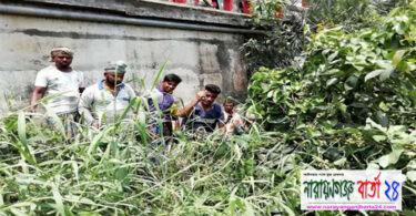 ডাকাতি প্র‌তি‌রো‌ধে মহাসড়‌কের পা‌শে ঝোপ পরিষ্কার করছে পুলিশ