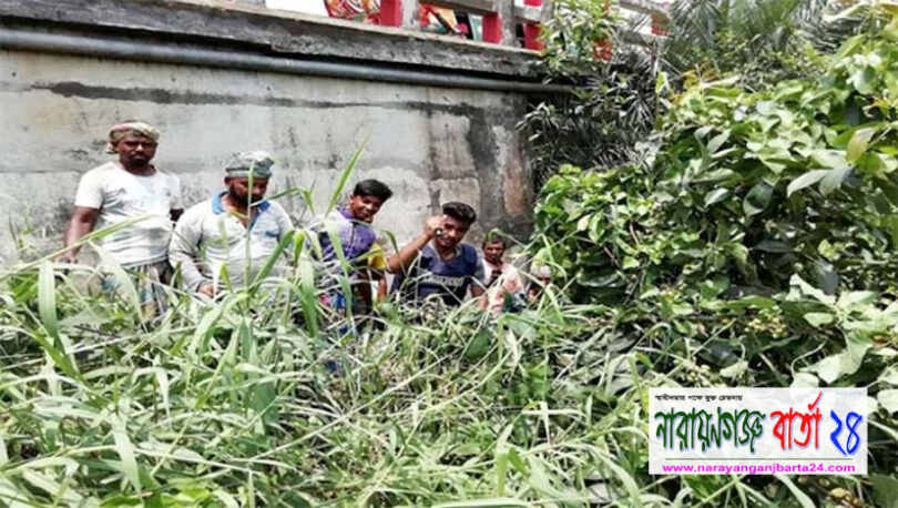 ডাকাতি প্র‌তি‌রো‌ধে মহাসড়‌কের পা‌শে ঝোপ পরিষ্কার করছে পুলিশ