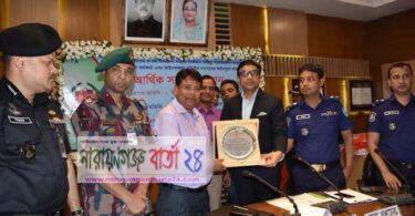 না.গঞ্জে নির্বাচনে দায়িত্ব পালনকালে হতাহতদের অনুদান প্রদান