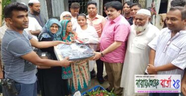 প্রতিবন্ধী মেধাবী কলেজ ছাত্রীকে ঈদ সামগ্রী ও ল্যাপটপ দিলেন এমপি খোকা