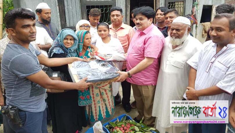 প্রতিবন্ধী মেধাবী কলেজ ছাত্রীকে ঈদ সামগ্রী ও ল্যাপটপ দিলেন এমপি খোকা