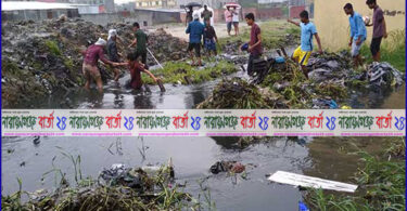 জলাবদ্ধতা নিরসনে নেমে পড়ল এলাকাবাসী