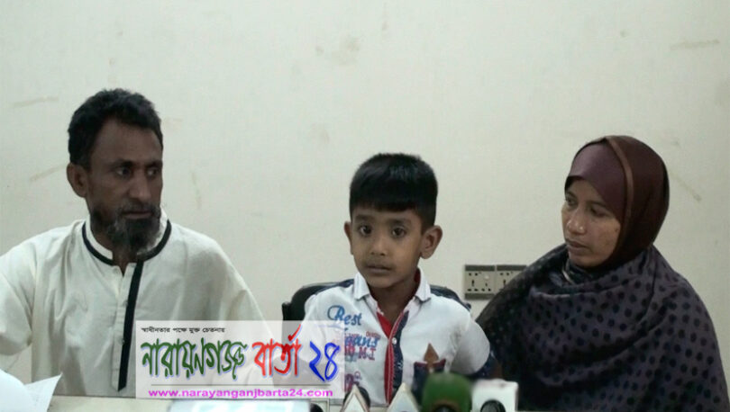 ‘ভাইয়া ও আন্টি মাকে ধরে রাখে আর বাবা বটি দিয়ে মার গলা কাটে’