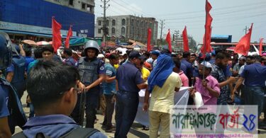 ফতুল্লায় বকেয়া বেতনের দাবিতে শ্রমিকদের সড়ক অবরোধ