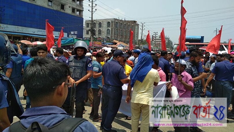 ফতুল্লায় বকেয়া বেতনের দাবিতে শ্রমিকদের সড়ক অবরোধ