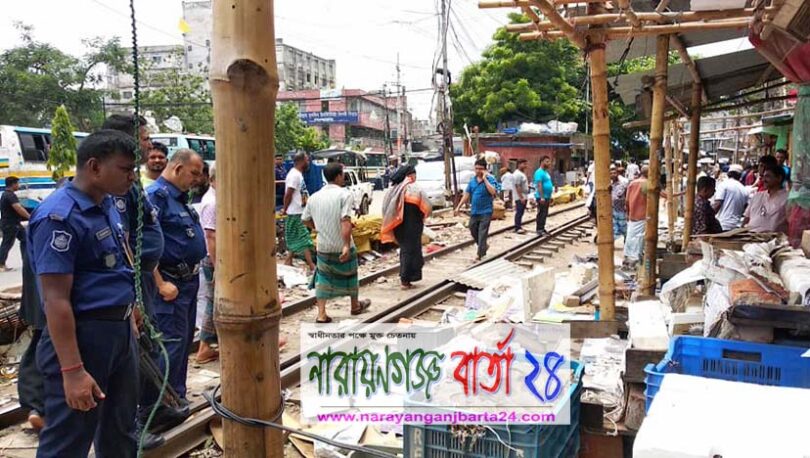নগরীতে ফুটপাত ও রেললাইনের পাশে অবৈধ দোকান উচ্ছেদ