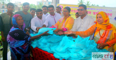 প্রধানমন্ত্রীর পক্ষে ঈদ সামগ্রী দিতে না.গঞ্জে এসে গেলেন বরিশালের এমপি মিরা