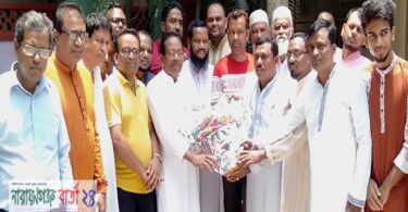 নাগিনা জোহা উচ্চ বিদ্যালয়ের পক্ষ থেকে এমএ রশিদকে ফুল দিয়ে শুভেচ্ছা