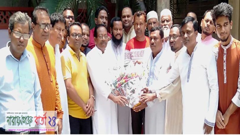 নাগিনা জোহা উচ্চ বিদ্যালয়ের পক্ষ থেকে এমএ রশিদকে ফুল দিয়ে শুভেচ্ছা