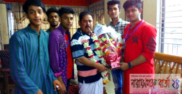 নব-নির্বাচিত ভাইস চেয়ারম্যানকে ছাত্র সমাজের নেতা রিসাতের ফুলের শুভেচ্ছা
