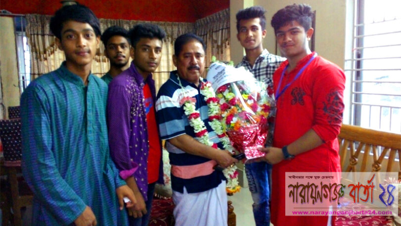 নব-নির্বাচিত ভাইস চেয়ারম্যানকে ছাত্র সমাজের নেতা রিসাতের ফুলের শুভেচ্ছা