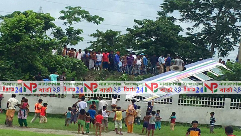 রূপগঞ্জে বাস খাদে পড়ে আহত-২৫