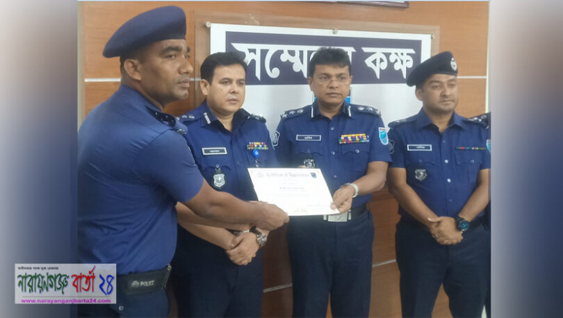 আবারো ঢাকা রেঞ্জে শ্রেষ্ঠ এস আই আজাদ