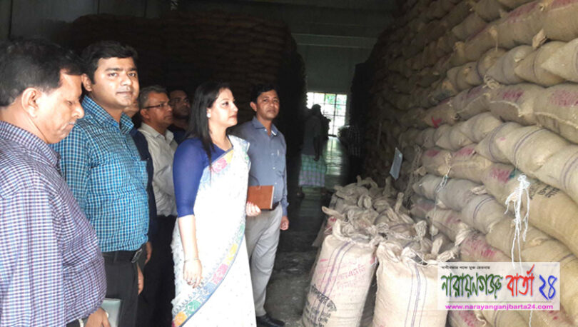 রূপগঞ্জে ধান সংগ্রহে তদারকি করলেন ইউএনও