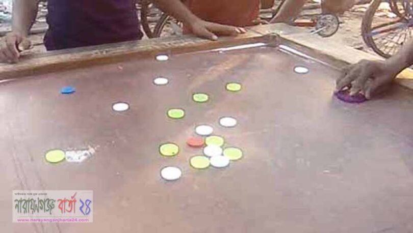 বন্দরে কেরাম বোর্ডের অন্তরালে চলছে জুয়া