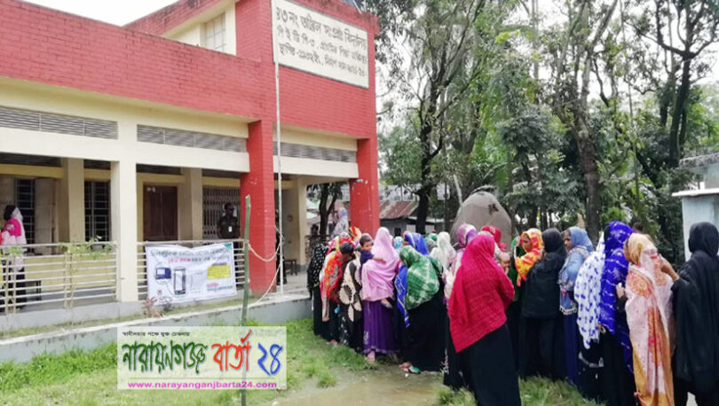কাঞ্চন পৌরসভায় ইভিএমে ভোটগ্রহণ চলছে