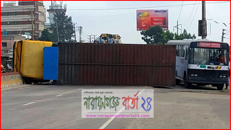 ফতুল্লায় ট্রাক ও কাভার্ড ভ্যানের মুখোমুখি সংঘর্ষ, আহ