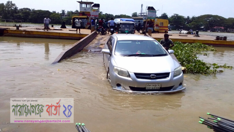 রূপগঞ্জে শীতলক্ষ্যায় ঝুঁকিপূর্ণ ফেরিতে যানবাহন পারাপার