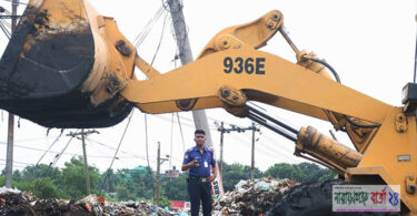 সোনারগাঁয়ে ময়লার ভাগাড়ে ফুল ফোটানোর দায়িত্ব নিলেন এসআই আজাদ