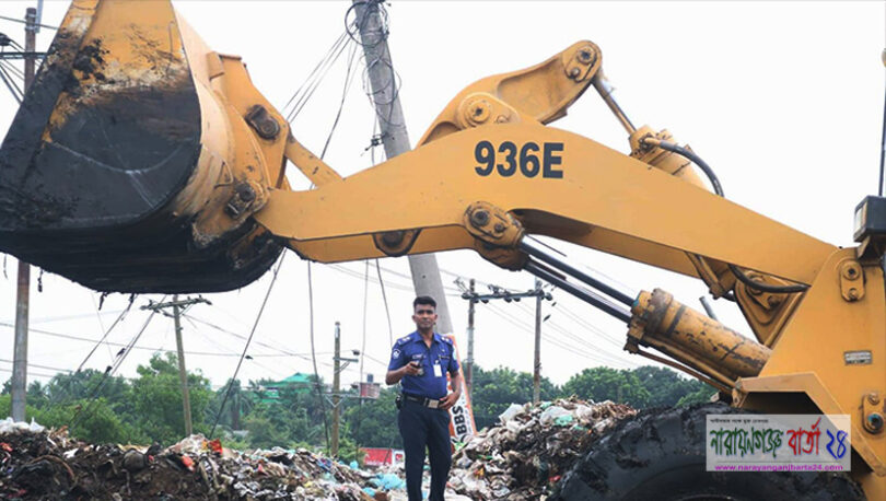 সোনারগাঁয়ে ময়লার ভাগাড়ে ফুল ফোটানোর দায়িত্ব নিলেন এসআই আজাদ