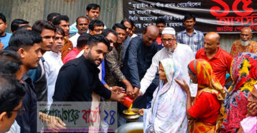 বঙ্গবন্ধুর শাহাদাৎ বার্ষিকীতে ১৩নং ওয়ার্ডে দু:স্থদের মাঝে নেওয়াজ বিতরণ