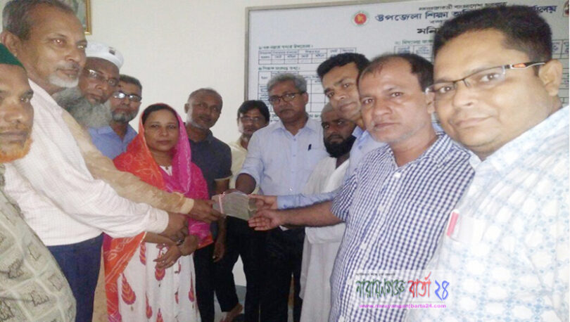 বন্দরে প্রয়াত সহকারী শিক্ষক রাশেদুলের পরিবারকে অনুদান প্রদান