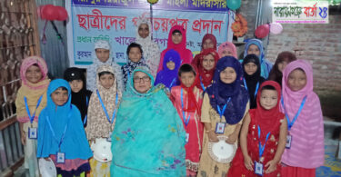 নয়াপুর রিয়াজুল জান্নাত মহিলা মাদরাসার ছাত্রীদের পরিচয়পত্র প্রদান