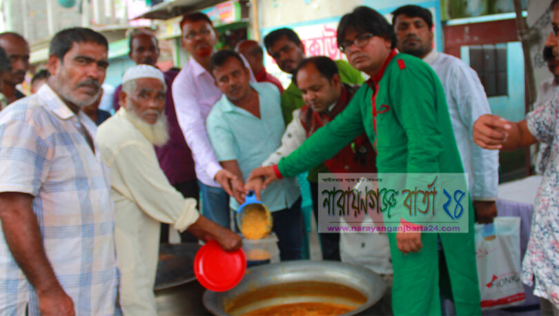 বঙ্গবন্ধুর শাহাদাৎ বার্ষিকীতে বঙ্গবন্ধু পরিষদ না.গঞ্জ এর উদ্যোগে খিচুরী বিতরণ