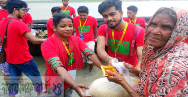 জামালপুরে ত্রাণ দিতে ছুটে গেল নারায়ণগঞ্জের ‘স্মাইল’ টিম