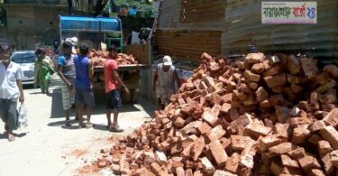 রাস্তা থেকে নির্মাণ সামগ্রী সরিয়ে নেয়ার অনুরোধ কাউন্সিলর খোরশেদের