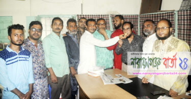 কবির হোসেন বিকেএমইএ পরিচালক নির্বাচিত হওয়ায় মালিক সমিতির মিষ্টি বিতরণ