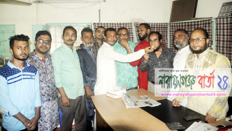 কবির হোসেন বিকেএমইএ পরিচালক নির্বাচিত হওয়ায় মালিক সমিতির মিষ্টি বিতরণ