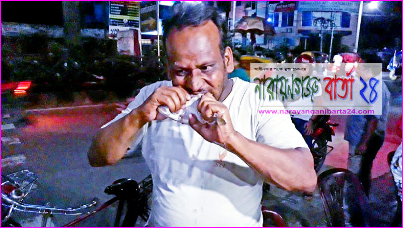 আজব এক ব্যক্তি কাঁচা মাছ, মাংস ও লতাপাতা খেয়ে স্বাভাবিক চলে