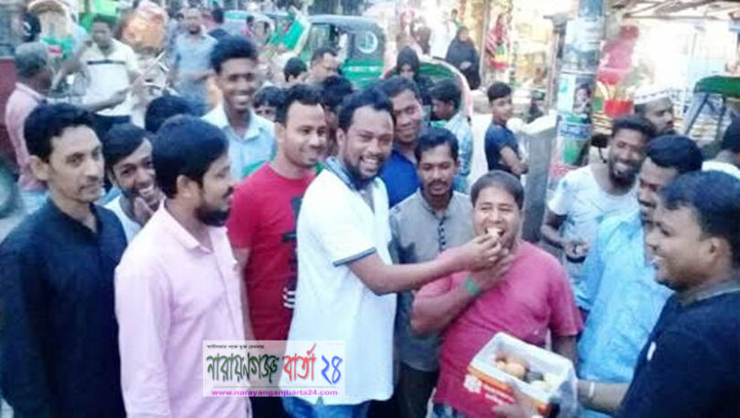 অয়ন ওসমান বাবা হওয়ায় খান মাসুদের মিষ্টি বিতরণ