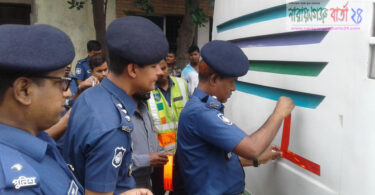 দুর্ঘটনা এড়াতে গাড়িতে লাগানো হচ্ছে ত্রিমাত্রিক রিফ্লেক্টিং স্টিকার