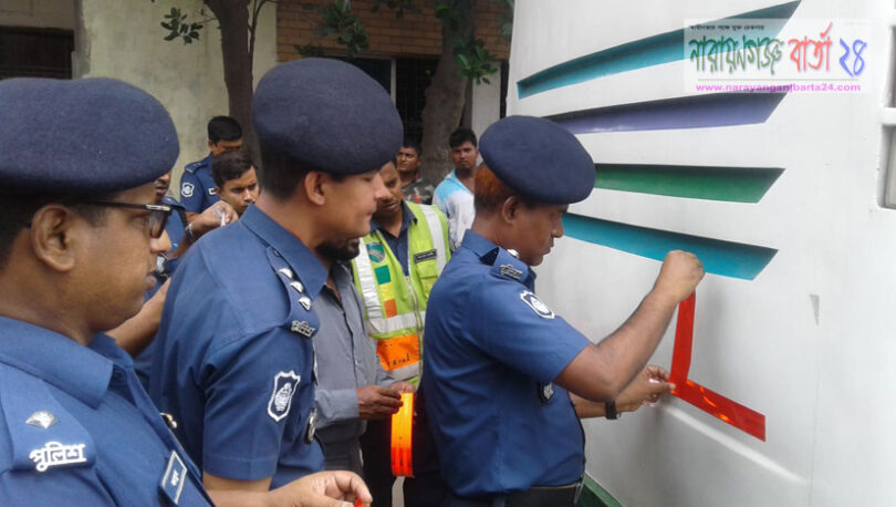 দুর্ঘটনা এড়াতে গাড়িতে লাগানো হচ্ছে ত্রিমাত্রিক রিফ্লেক্টিং স্টিকার