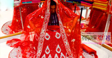 শহরের মার্কেটগুলোতে পূজোর কেনাকাটায় ধুম