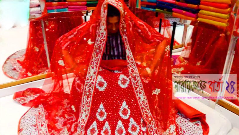 শহরের মার্কেটগুলোতে পূজোর কেনাকাটায় ধুম